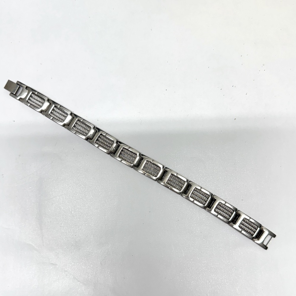 New Mens Stainless steel bracelet. 8 3/4” . Macy’s.